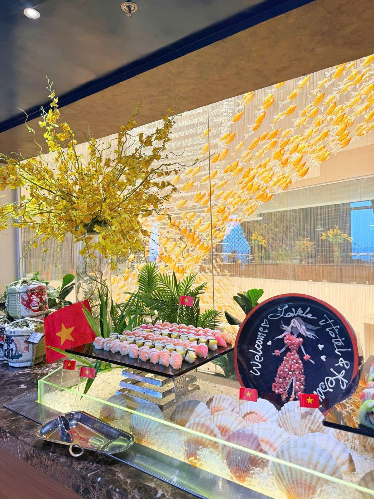 Nhiều gia đình ở TP HCM "chơi lớn", thuê khách sạn xem diễu binh, diễu hành lễ 30-4 - Ảnh 4