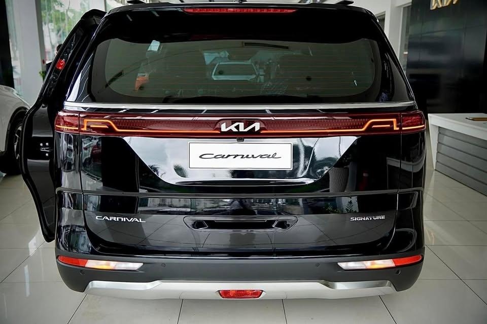 Kia Carnival dọn kho bản máy xăng, giảm giá 120 triệu tại đại lý: Giá thực tế còn 1,639 tỷ đồng, khách mua phải đánh đổi bằng mẫu mã - Ảnh 5