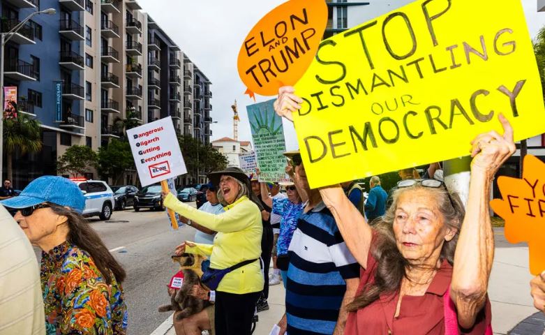 Thuế quan thổi bùng 'cơn sốt' mua ô tô tại Mỹ: Người dân đổ xô đi xem xe vì không muốn mất thêm vài nghìn USD, đại lý bán hàng hết công suất - Ảnh 2