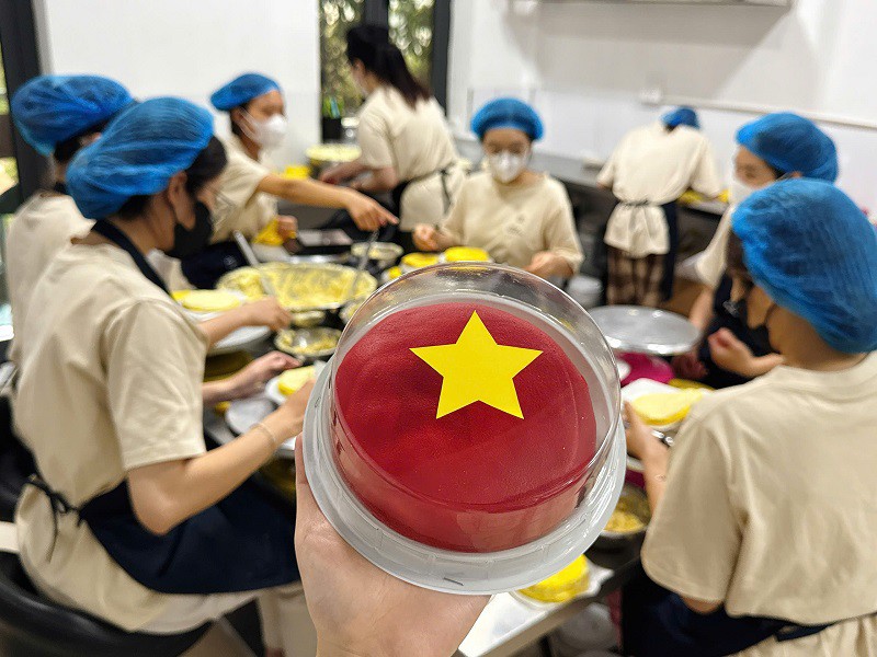 Làm “bánh yêu nước” có hình cờ đỏ sao vàng, cửa hàng bán 800 chiếc một ngày - Ảnh 8