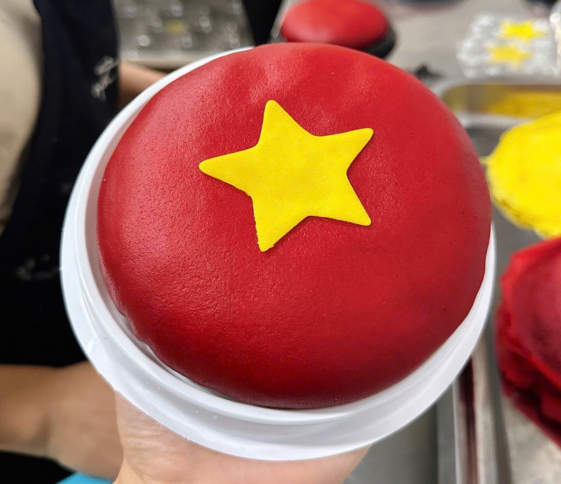 Làm “bánh yêu nước” có hình cờ đỏ sao vàng, cửa hàng bán 800 chiếc một ngày - Ảnh 5