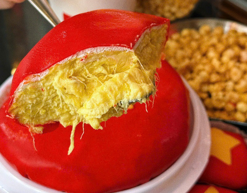 Làm “bánh yêu nước” có hình cờ đỏ sao vàng, cửa hàng bán 800 chiếc một ngày - Ảnh 7