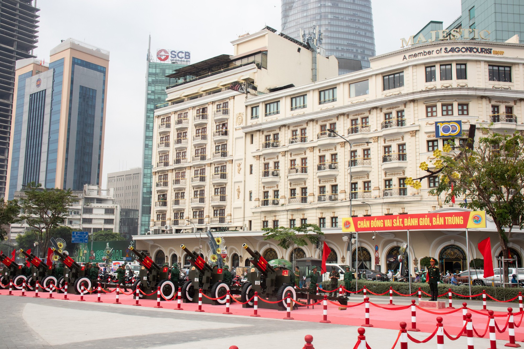 Nhiều gia đình ở TP HCM "chơi lớn", thuê khách sạn xem diễu binh, diễu hành lễ 30-4 - Ảnh 7