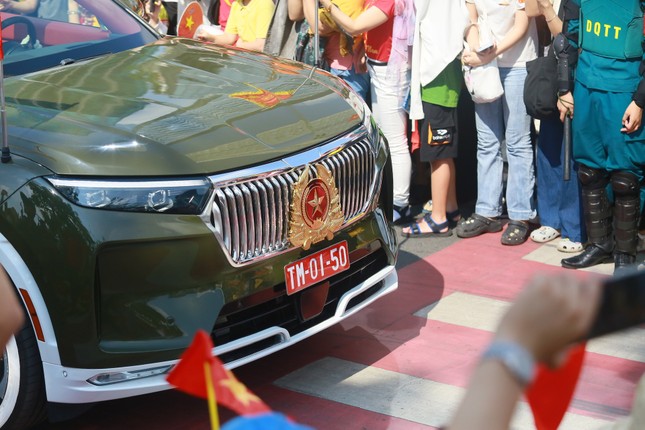 Những chiếc xe mui trần của VinFast xuất hiện tại lễ diễu binh, diễu hành “50 năm có một” có gì đặc biệt? - Ảnh 3