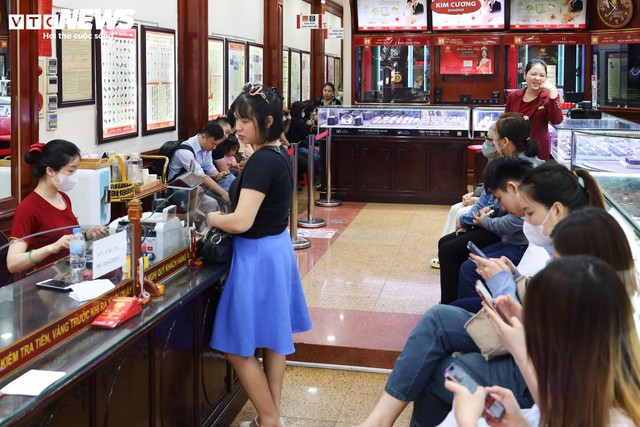 Người phụ nữ ở Hà Nội mang 300 chỉ đi bán vào ngày giá vàng vượt 115 triệu, nghe số lãi mà choáng - Ảnh 3