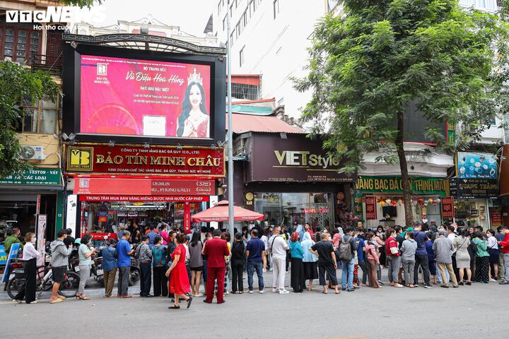 Khách mua 1 chỉ vàng, cửa hàng hẹn 10 ngày sau trả - Ảnh 1