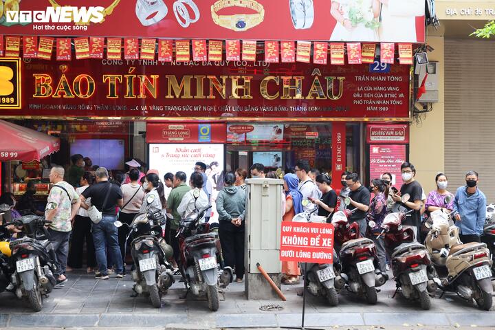 Giá vàng giảm mạnh, cửa hàng nhanh chóng nới 'quota' bán - Ảnh 1