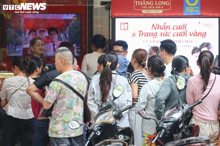 Giá vàng giảm mạnh, cửa hàng nhanh chóng nới 'quota' bán - Ảnh 3