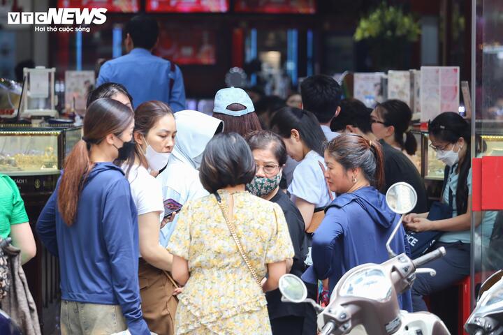 Giá vàng giảm mạnh, cửa hàng nhanh chóng nới 'quota' bán - Ảnh 2