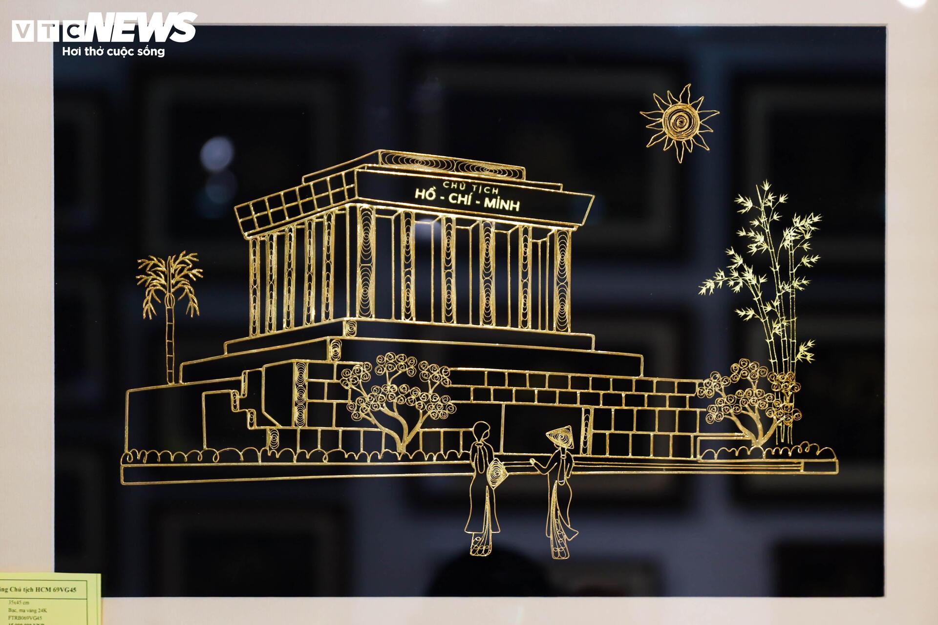 Những món quà đậm dấu ấn lịch sử hút khách dịp 30/4 - Ảnh 3