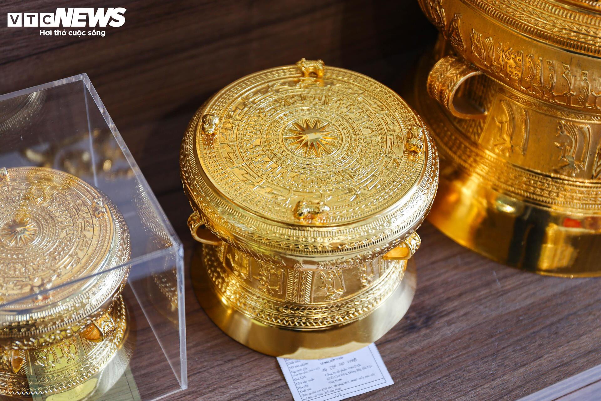 Những món quà đậm dấu ấn lịch sử hút khách dịp 30/4 - Ảnh 6