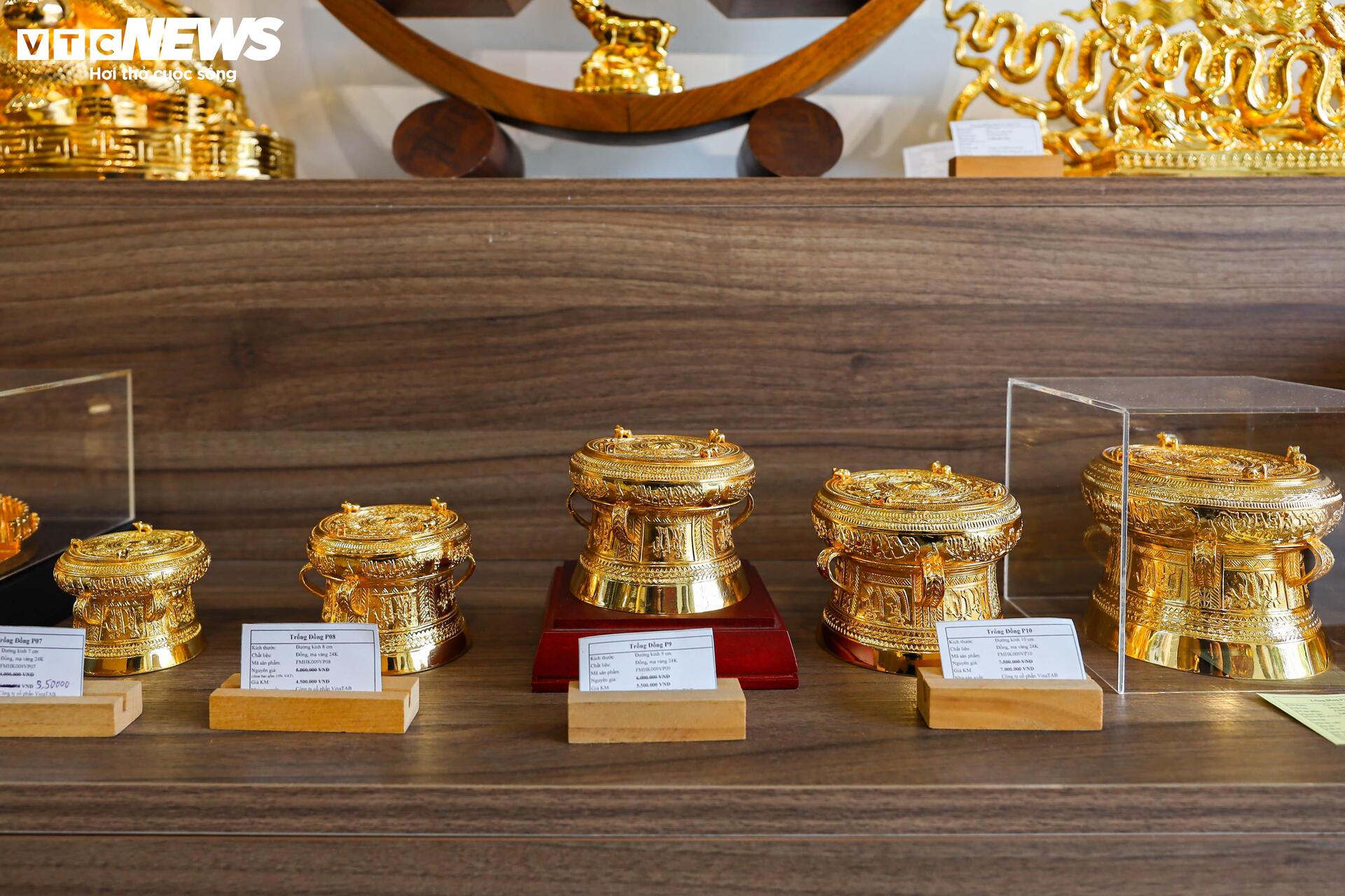 Những món quà đậm dấu ấn lịch sử hút khách dịp 30/4 - Ảnh 1