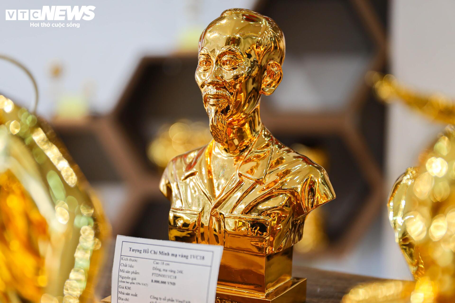 Những món quà đậm dấu ấn lịch sử hút khách dịp 30/4 - Ảnh 10