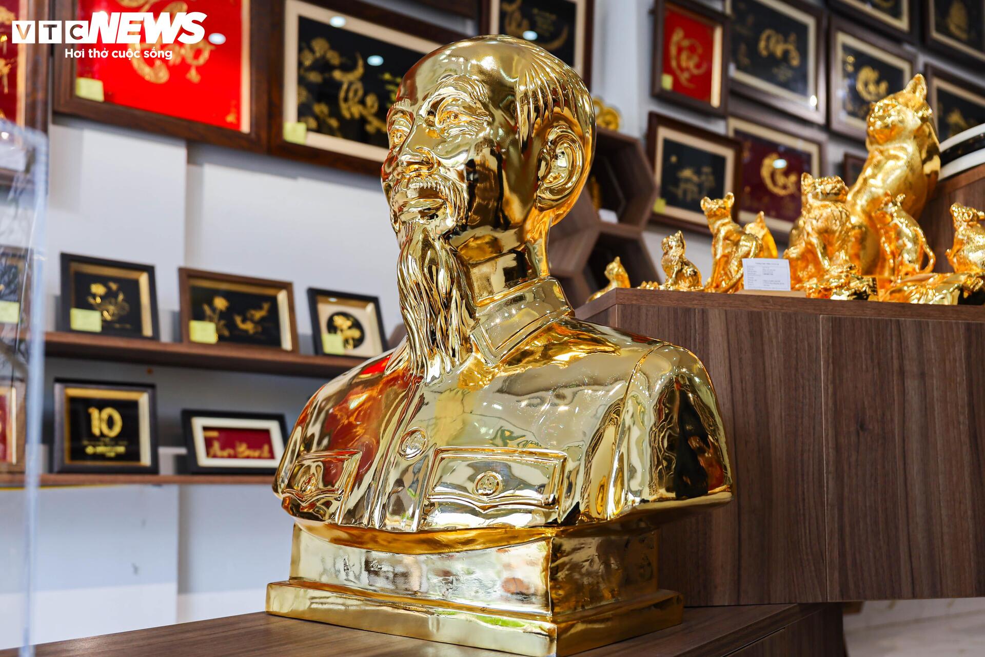 Những món quà đậm dấu ấn lịch sử hút khách dịp 30/4 - Ảnh 9