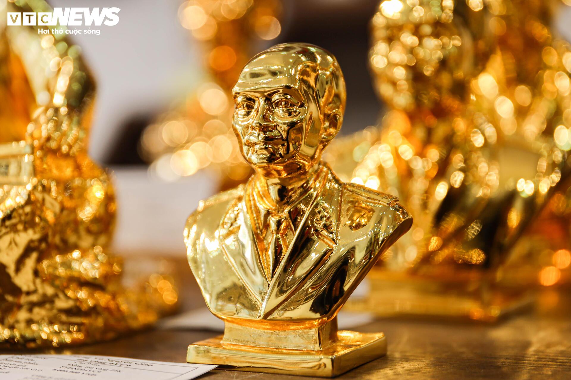 Những món quà đậm dấu ấn lịch sử hút khách dịp 30/4 - Ảnh 11