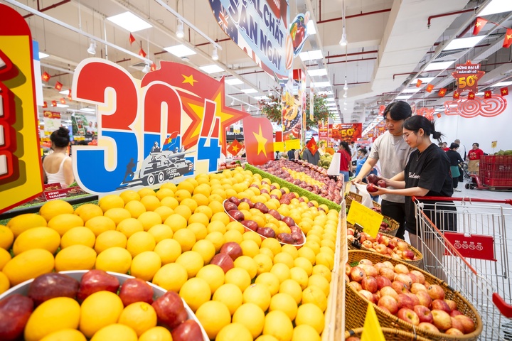 Hàng quán rực rỡ cờ đỏ sao vàng, cà phê, bánh ngọt phiên bản 30/4 gây sốt - Ảnh 6