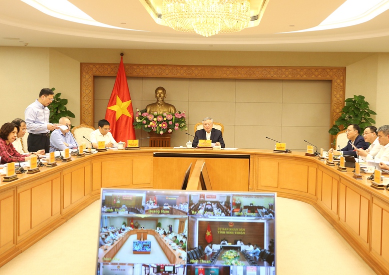 Phó Thủ tướng nhắc nhở một số địa phương "đá bóng lên, đá bóng xuống" khi gỡ khó cho điện sạch - Ảnh 1