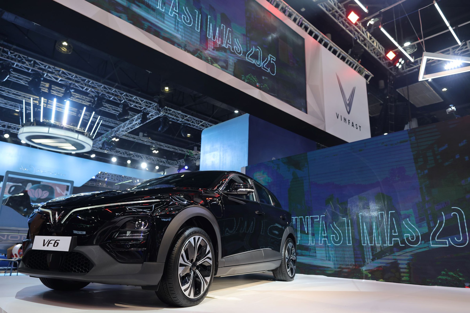 VinFast của tỷ phú Phạm Nhật Vượng mở bán VF 6 tại Philippines, 'chơi siêu lớn' miễn phí sạc pin 2 năm - Ảnh 1