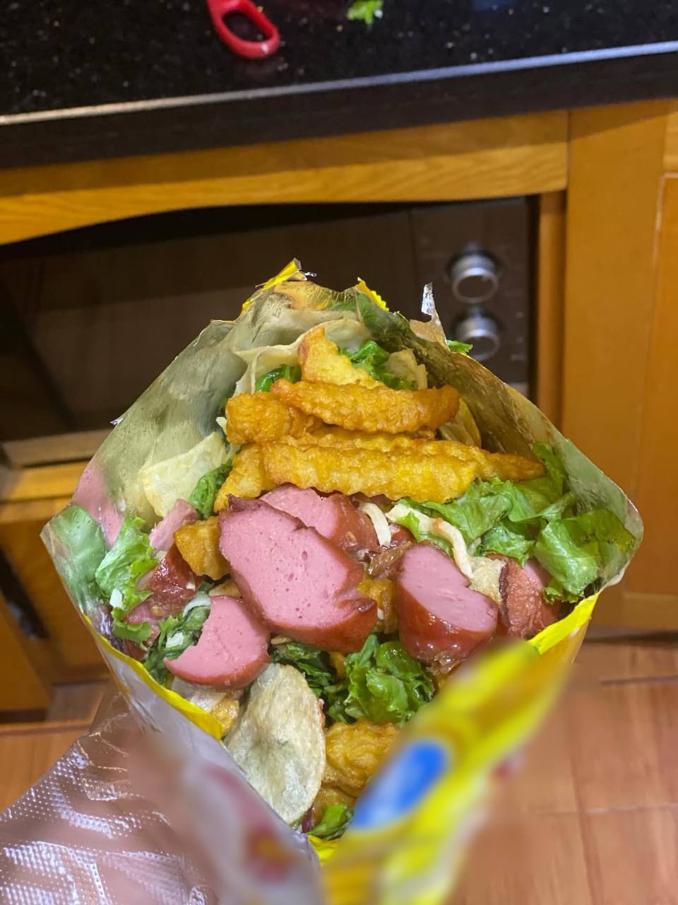 65k gói bim bim mang danh “tacos đi bộ” ở Hà Nội khiến dân tình xôn xao, càng “dậy sóng hơn” khi chủ quán lên tiếng - Ảnh 11