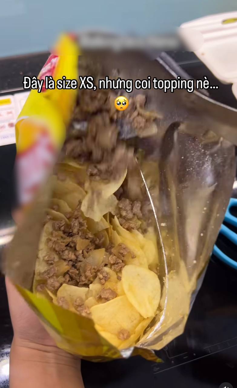 65k gói bim bim mang danh “tacos đi bộ” ở Hà Nội khiến dân tình xôn xao, càng “dậy sóng hơn” khi chủ quán lên tiếng - Ảnh 1