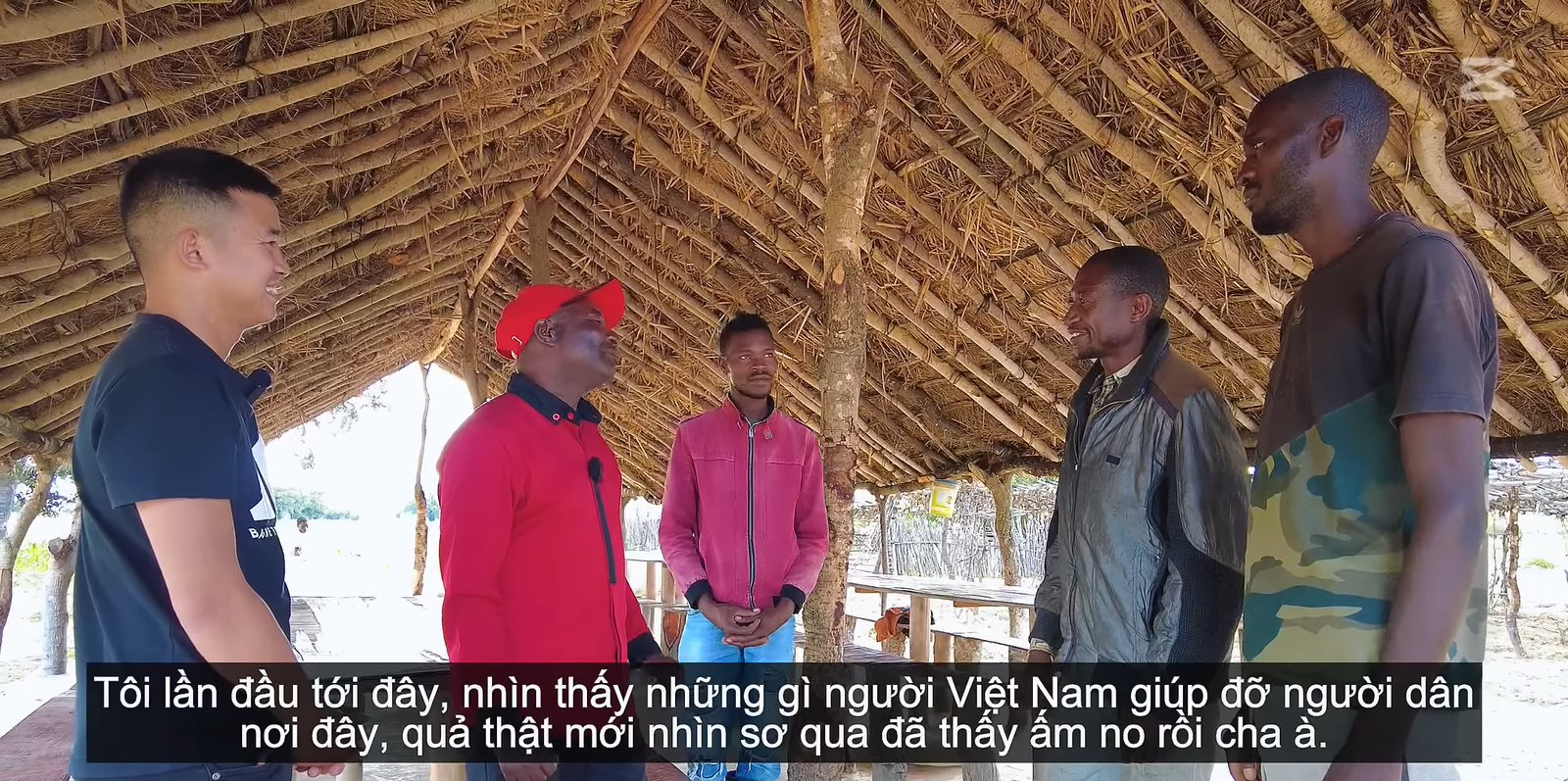 Bí thư huyện về thăm trang trại của team Quang Linh châu Phi, 'đứng hình' khi nhìn thấy cây lúa của Việt Nam, hứa hẹn 1 điều khiến người dân xúc động - Ảnh 1