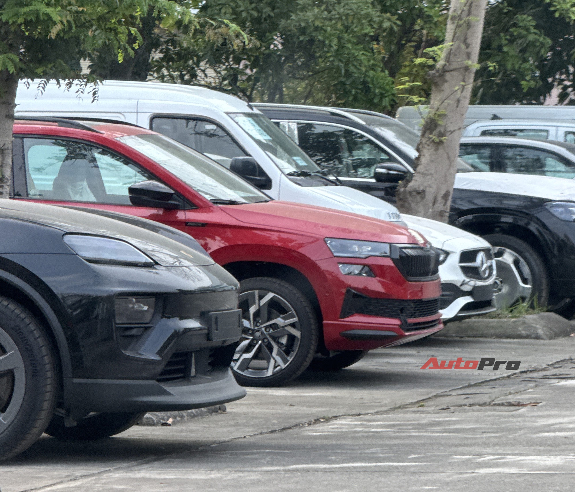 Skoda Karoq bản thể thao lần đầu lộ diện tại Việt Nam, dễ ra mắt trong thời gian gần cạnh tranh CX-30, Corolla Cross - Ảnh 1