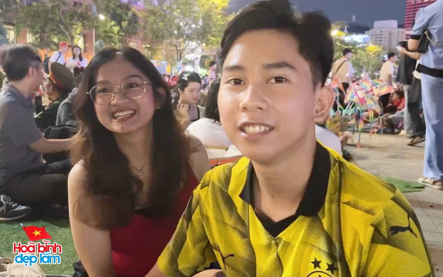 Giới trẻ rủ nhau mua bạt 10k/tấm, mang đồ ăn sẵn từ nhà để "cắm trại" chờ xem pháo hoa, trình diễn drone tối nay - Ảnh 6