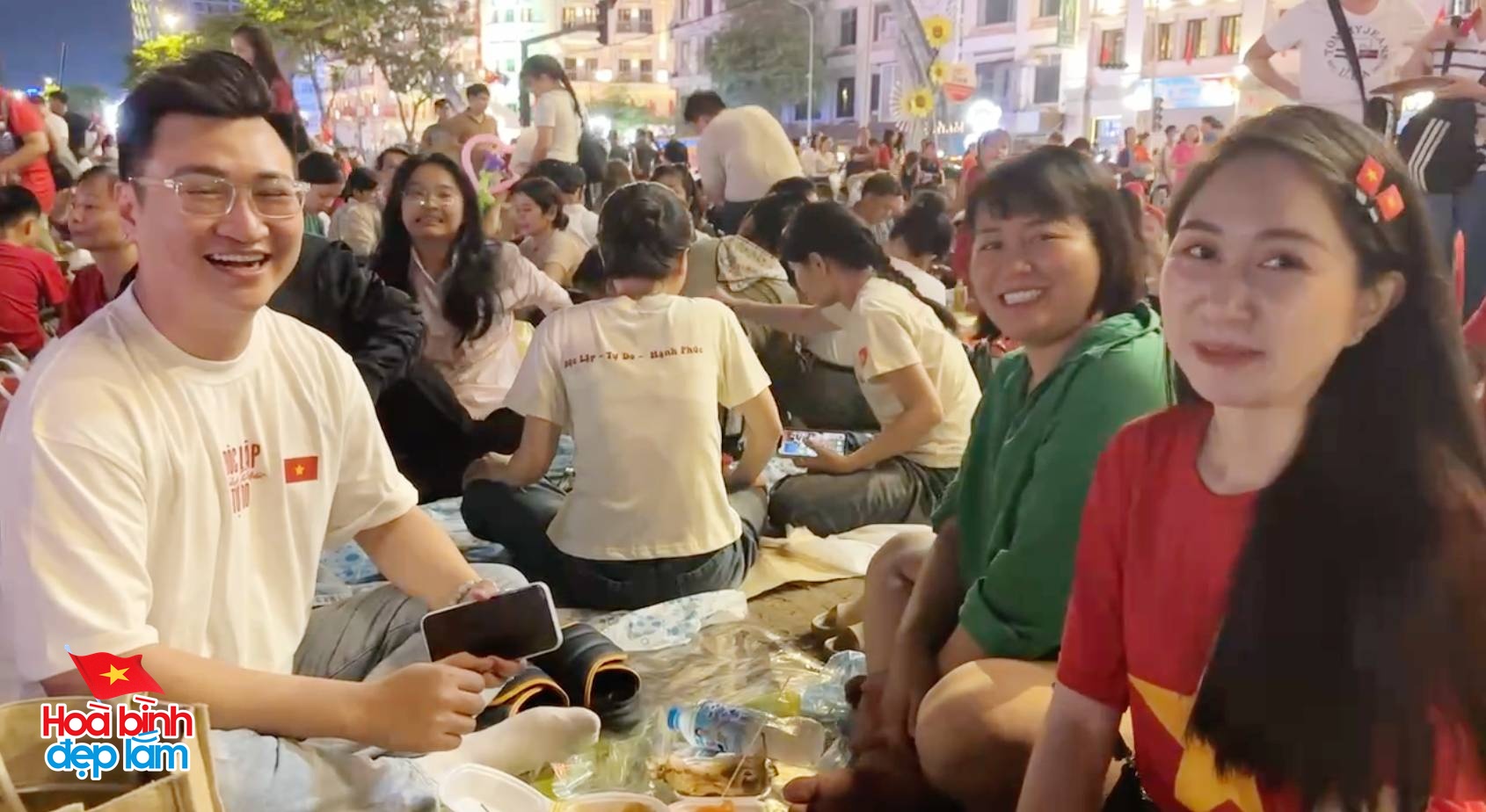 Giới trẻ rủ nhau mua bạt 10k/tấm, mang đồ ăn sẵn từ nhà để "cắm trại" chờ xem pháo hoa, trình diễn drone tối nay - Ảnh 7