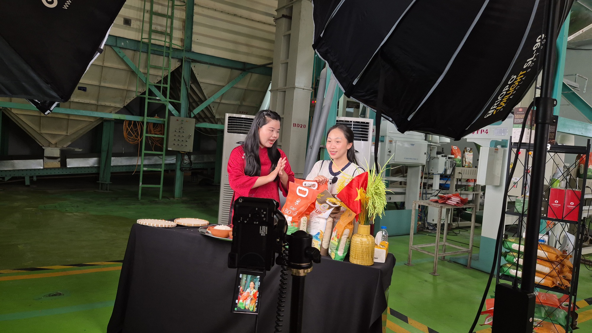 CEO Việt kiều livestream bán gạo tại nhà máy - Ảnh 3