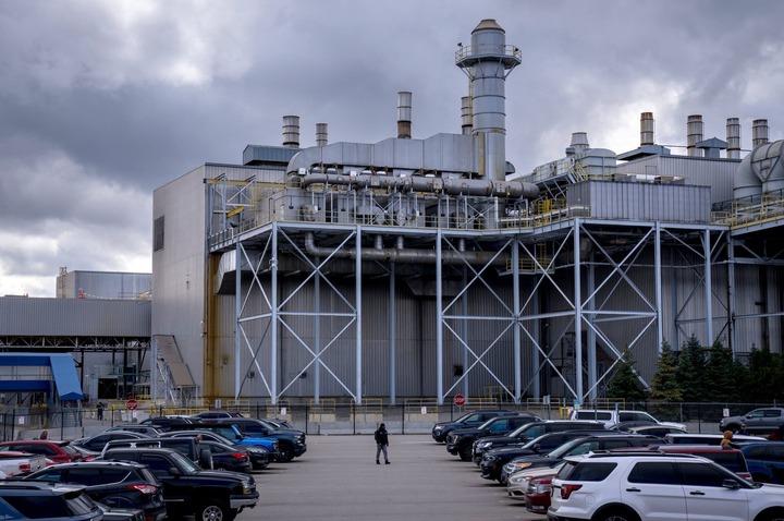 Ông Trump giảm nhẹ thuế quan cho ngành ô tô - Ảnh 1