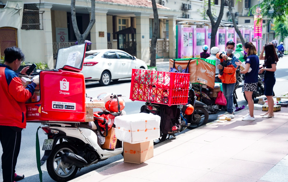 Các sàn thương mại điện tử Việt “nuông chiều” khách bằng freeship - Ảnh 2