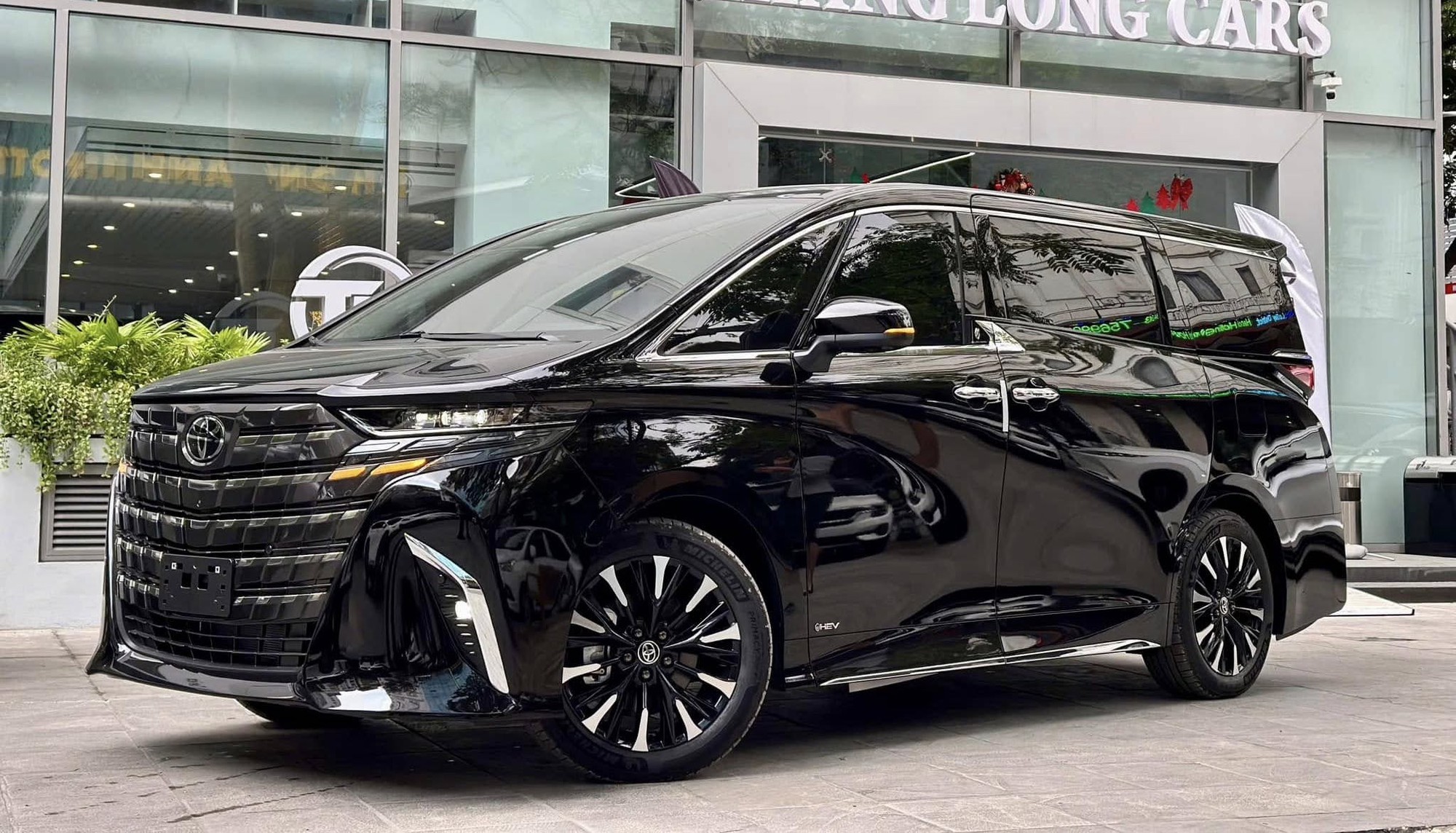 Top xe hybrid bán chạy tại Việt Nam quý I/2025: Innova Cross dẫn đầu, XL7 bám sát nút, Alphard dù đắt vẫn chưa 'đội sổ' - Ảnh 4