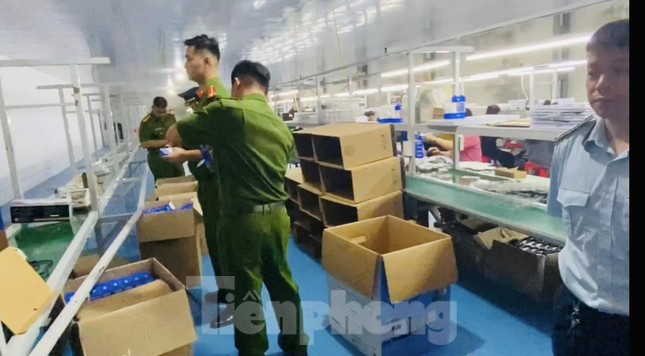 Đột kích xưởng sản xuất điện thoại 'chui' khuất nẻo ven thành phố Lạng Sơn - Ảnh 4
