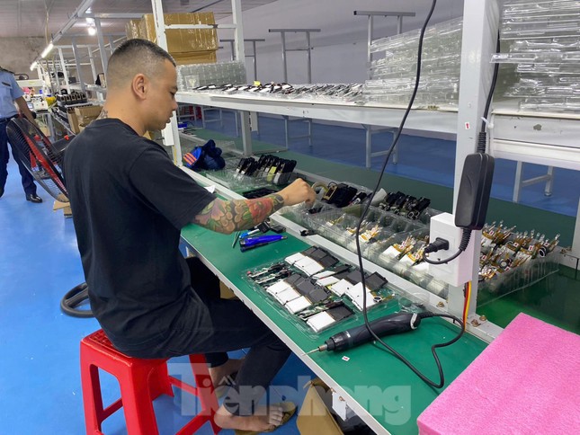 Đột kích xưởng sản xuất điện thoại 'chui' khuất nẻo ven thành phố Lạng Sơn - Ảnh 1