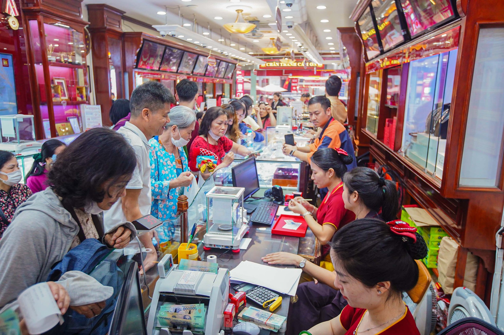 Cảnh tượng chưa từng thấy ở 'phố vàng' Hà Nội - Ảnh 16