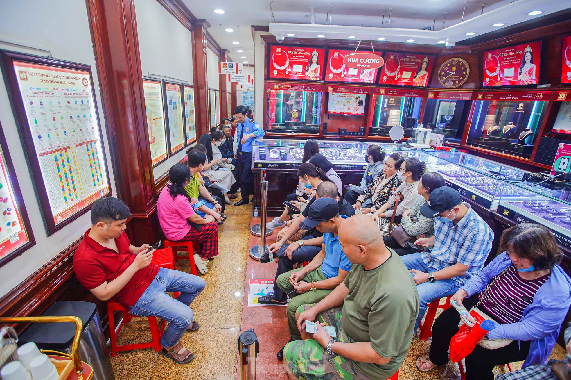 Cảnh tượng chưa từng thấy ở 'phố vàng' Hà Nội - Ảnh 14