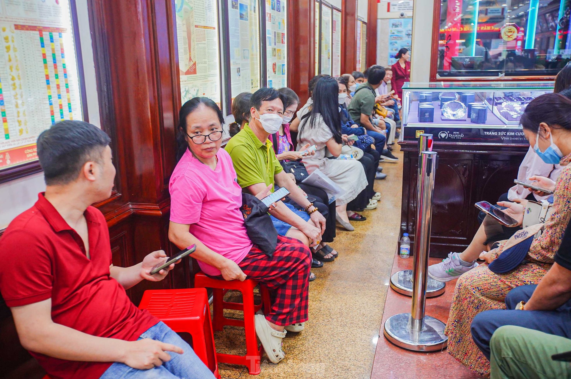 Cảnh tượng chưa từng thấy ở 'phố vàng' Hà Nội - Ảnh 15