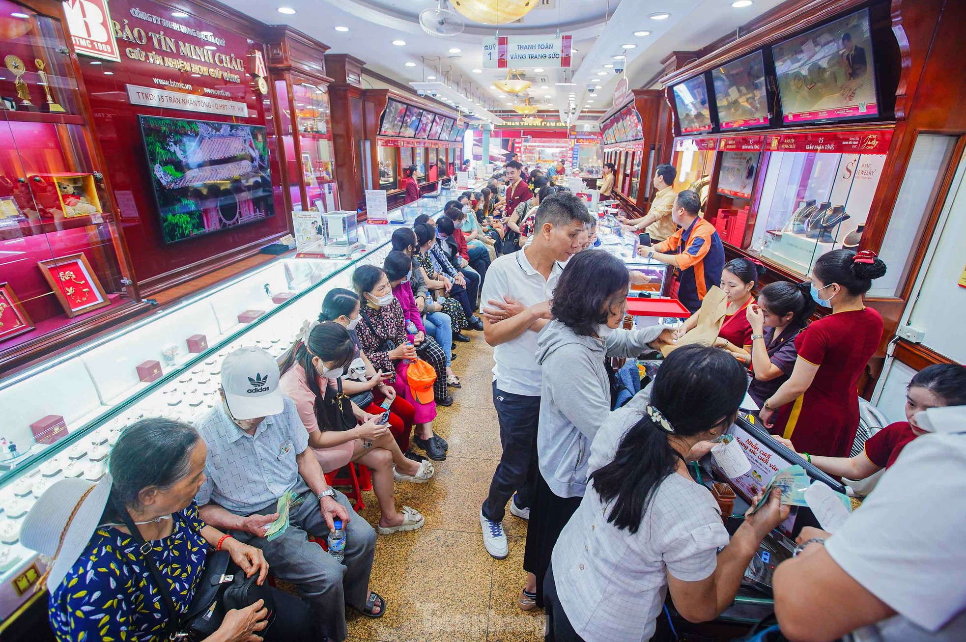 Cảnh tượng chưa từng thấy ở 'phố vàng' Hà Nội - Ảnh 13