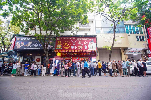 Cảnh tượng chưa từng thấy ở 'phố vàng' Hà Nội - Ảnh 1