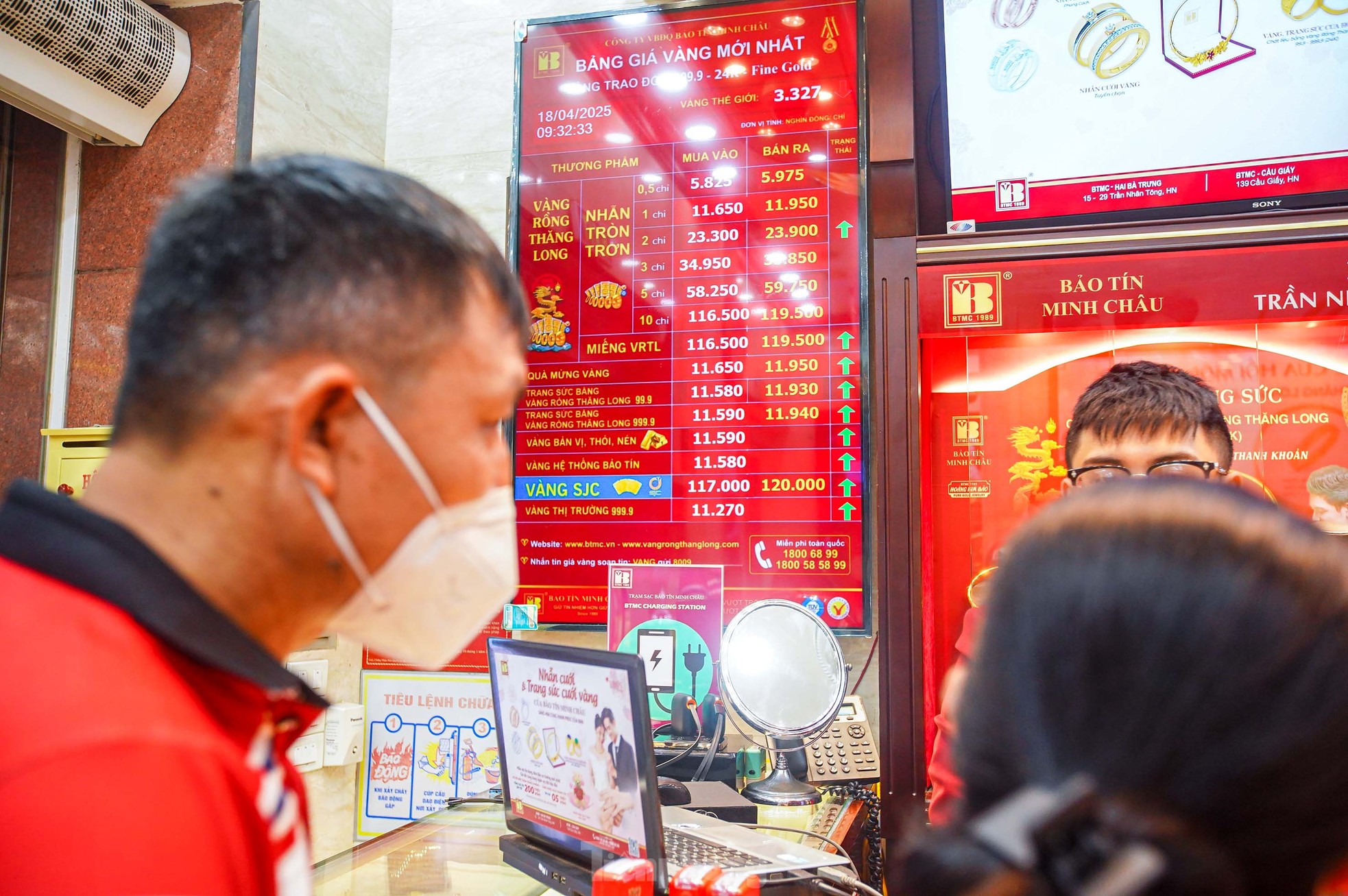 Cảnh tượng chưa từng thấy ở 'phố vàng' Hà Nội - Ảnh 10