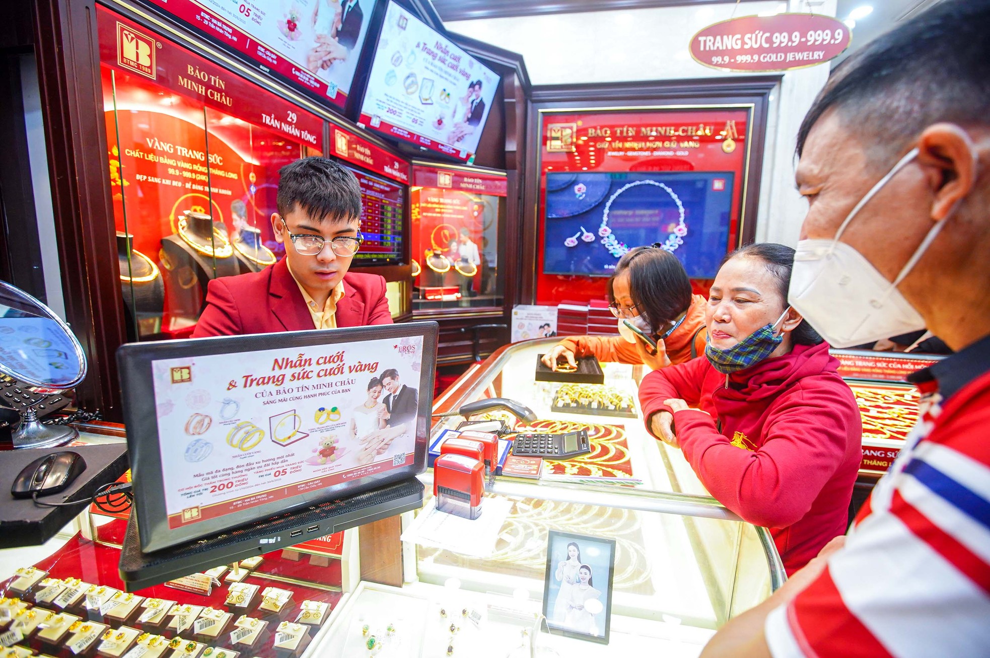 Cảnh tượng chưa từng thấy ở 'phố vàng' Hà Nội - Ảnh 17