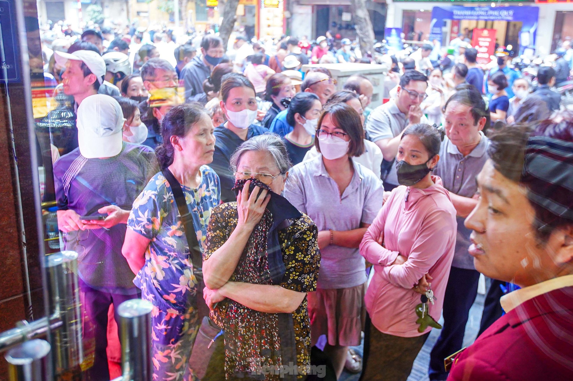 Cảnh tượng chưa từng thấy ở 'phố vàng' Hà Nội - Ảnh 2