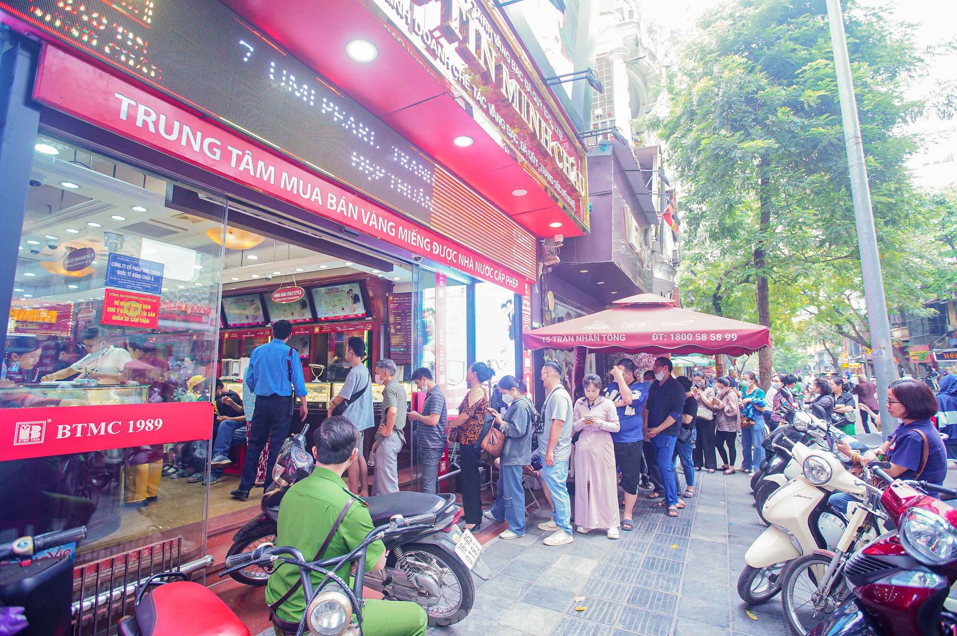 Cảnh tượng chưa từng thấy ở 'phố vàng' Hà Nội - Ảnh 11