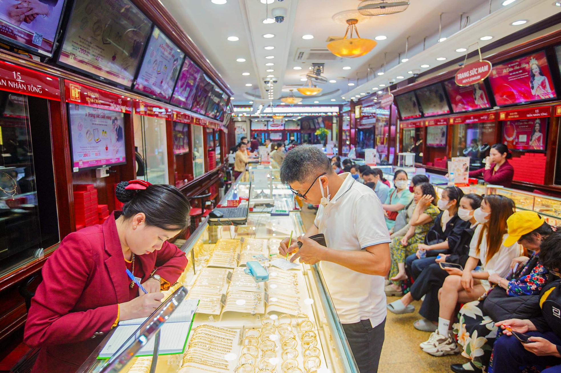 Cảnh tượng chưa từng thấy ở 'phố vàng' Hà Nội - Ảnh 18