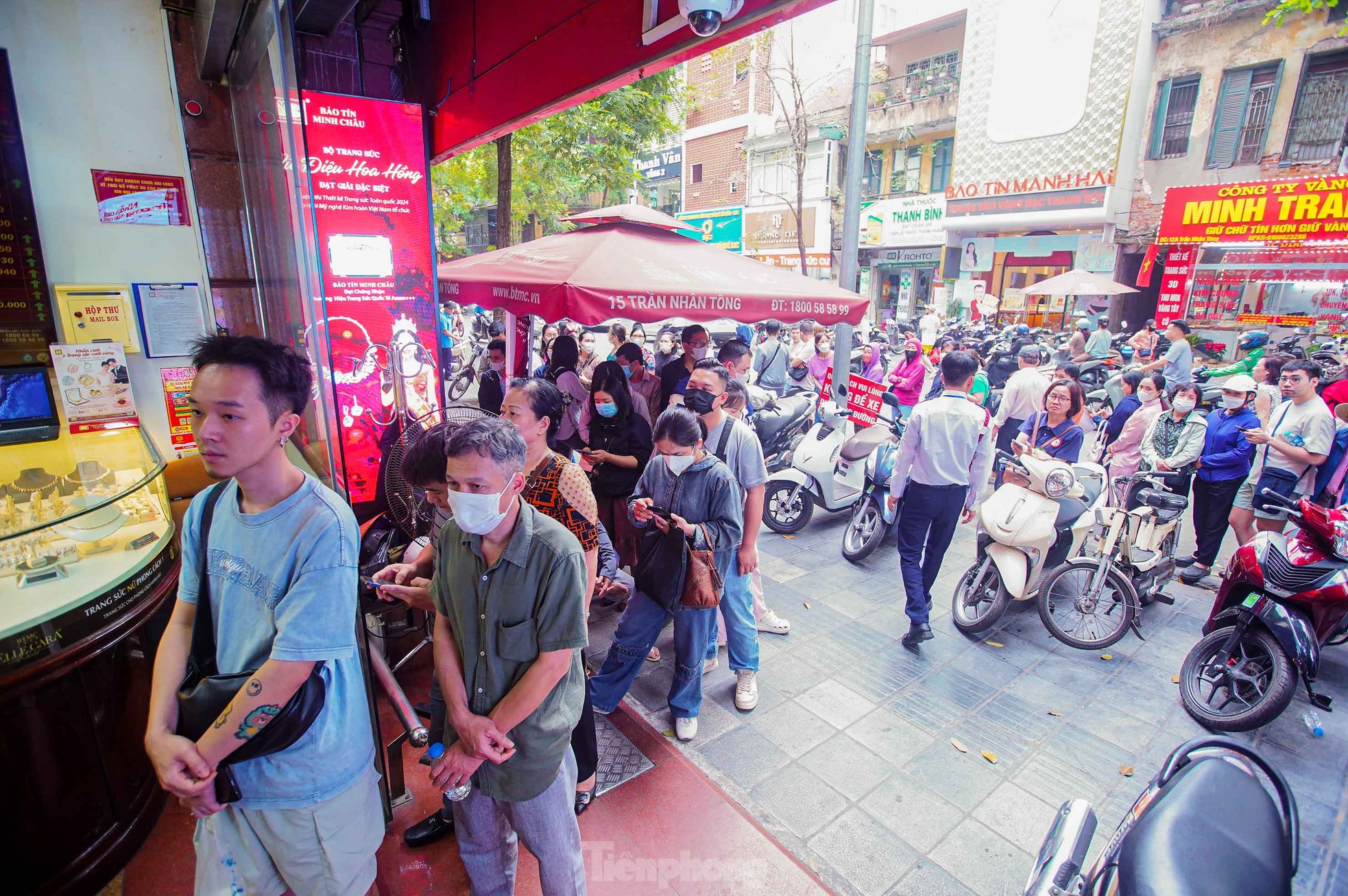 Cảnh tượng chưa từng thấy ở 'phố vàng' Hà Nội - Ảnh 12