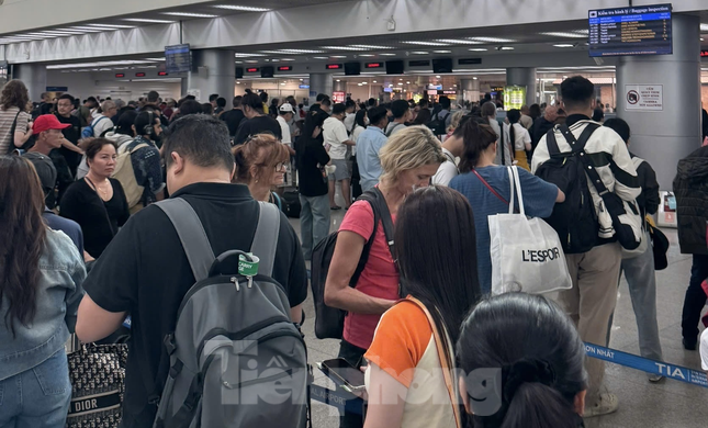 'Cháy khét' vé máy bay dịp 30/4-1/5 - Ảnh 1