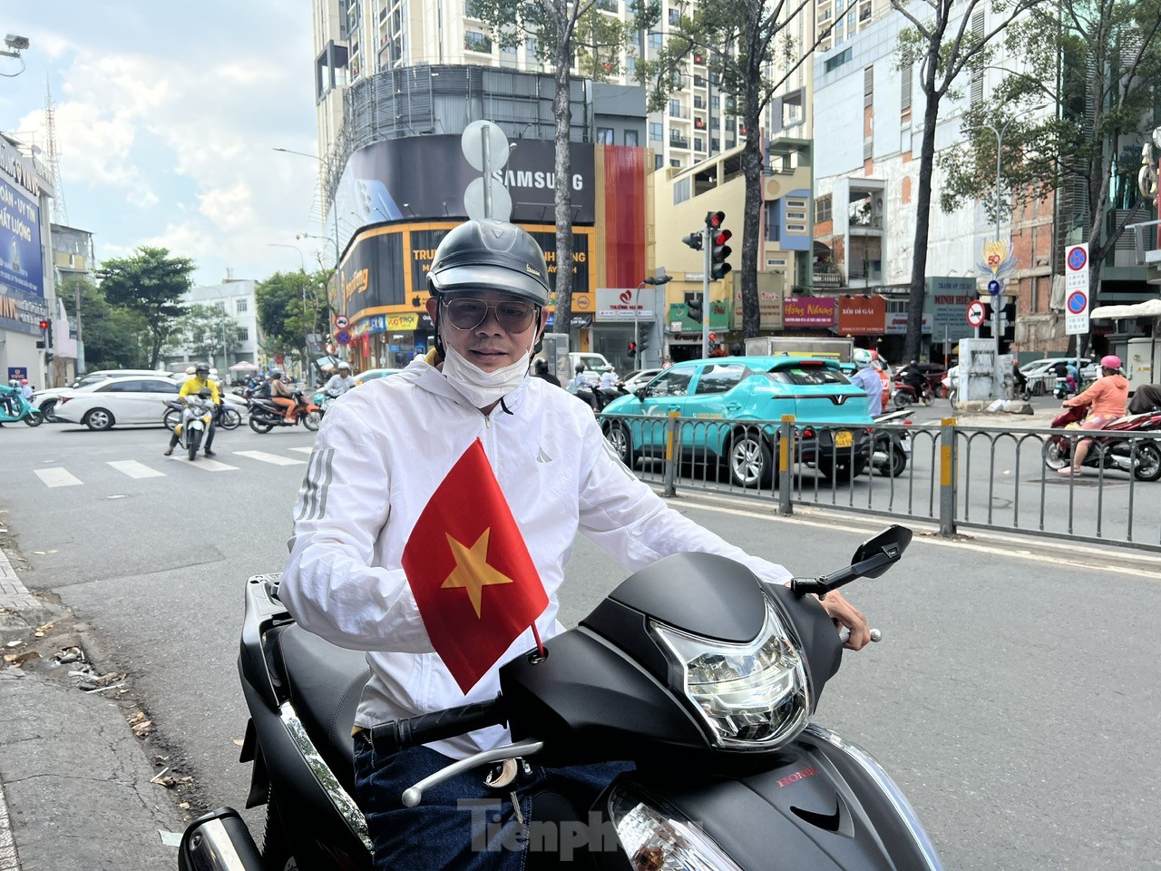 Người dân TPHCM nườm nượp đi mua áo, mũ, cờ đỏ sao vàng - Ảnh 11