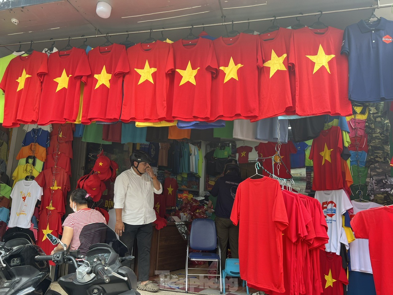 Người dân TPHCM nườm nượp đi mua áo, mũ, cờ đỏ sao vàng - Ảnh 6