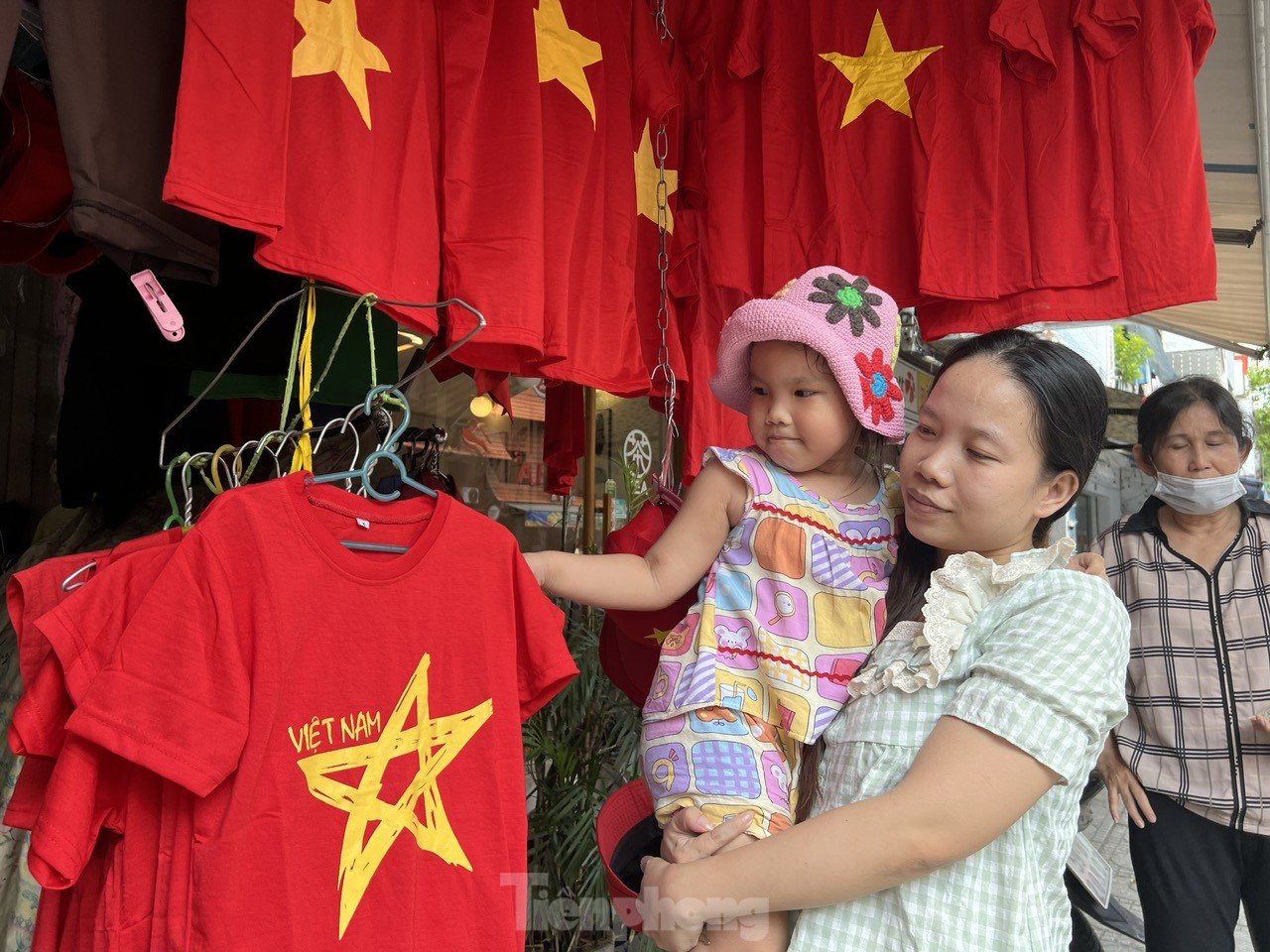 Người dân TPHCM nườm nượp đi mua áo, mũ, cờ đỏ sao vàng - Ảnh 5