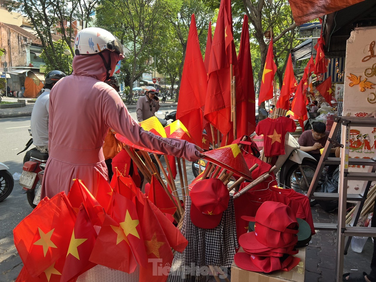 Người dân TPHCM nườm nượp đi mua áo, mũ, cờ đỏ sao vàng - Ảnh 10